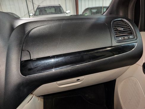 Used 2019 Dodge Grand Caravan SXT FWD image 31