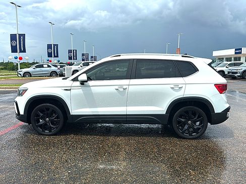 Used 2023 Volkswagen Taos SE w/ Panoramic Sunroof Package FWD image 5