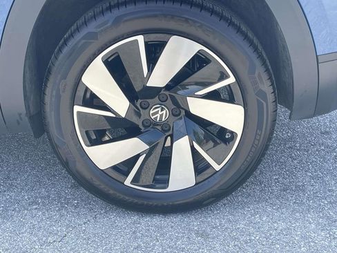 Certified 2025 Volkswagen Atlas Cross Sport SE FWD image 8