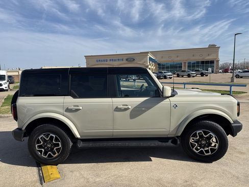 Used 2025 Ford Bronco Outer Banks image 18