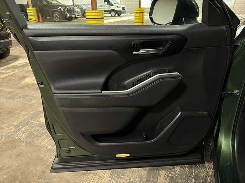 Used 2023 Toyota Highlander XLE image 31