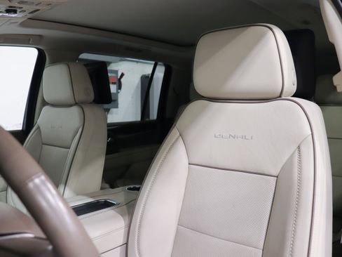 Used 2021 GMC Yukon XL Denali w/ Denali Ultimate Package image 14