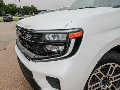 Used 2025 Ford Expedition Active AWD/4WD image 7