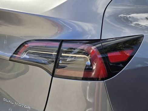 Used 2025 Tesla Model Y Long Range image 9