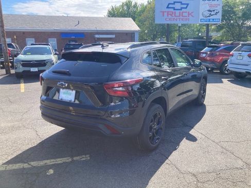 New 2026 Chevrolet Trax LT w/ Sunroof Package FWD image 7