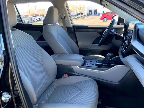Used 2021 Toyota Highlander LE image 8