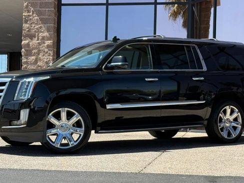 Used 2019 Cadillac Escalade ESV Luxury RWD image 4