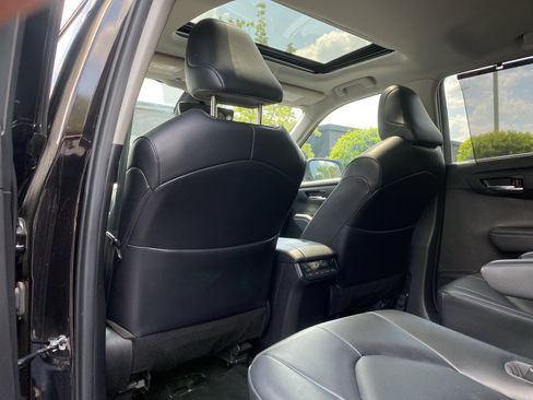 Used 2022 Toyota Highlander XLE FWD image 29