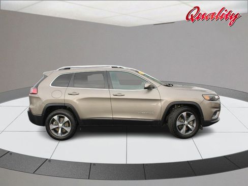 Used 2019 Jeep Cherokee Limited image 2