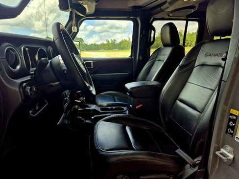 Used 2023 Jeep Wrangler Unlimited Sahara AWD/4WD image 17