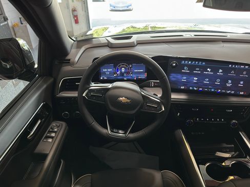 New 2025 Chevrolet Suburban Premier image 8