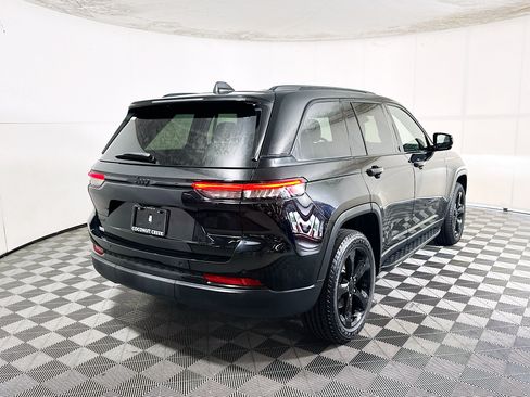 Used 2023 Jeep Grand Cherokee Altitude AWD/4WD image 3