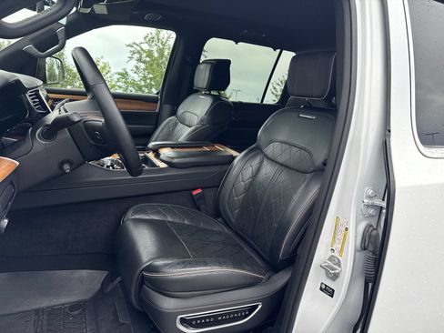 Used 2024 Jeep Grand Wagoneer L Series III AWD/4WD image 10