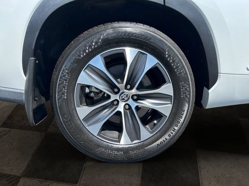 Used 2022 Toyota Highlander XLE AWD/4WD image 12