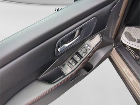 Used 2025 Nissan Rogue SV image 12