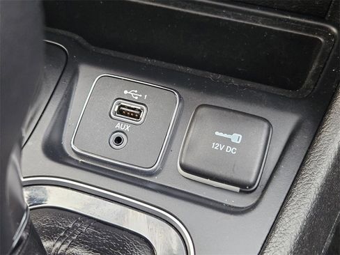 Used 2019 Jeep Cherokee Overland w/ Technology Group image 32