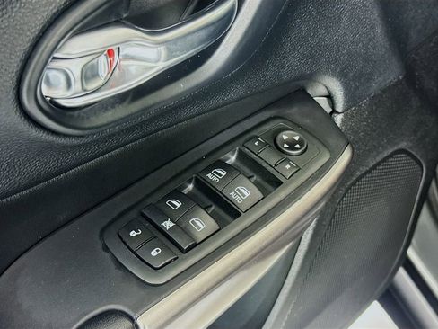 Used 2020 Jeep Cherokee Latitude Plus w/ Comfort/Convenience Group image 18