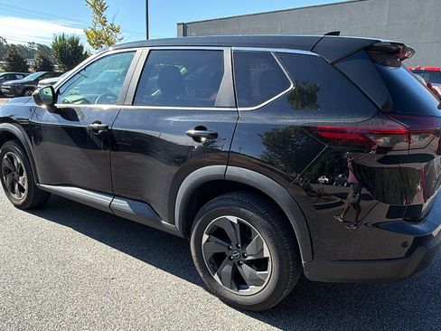Used 2024 Nissan Rogue SV AWD/4WD image 10