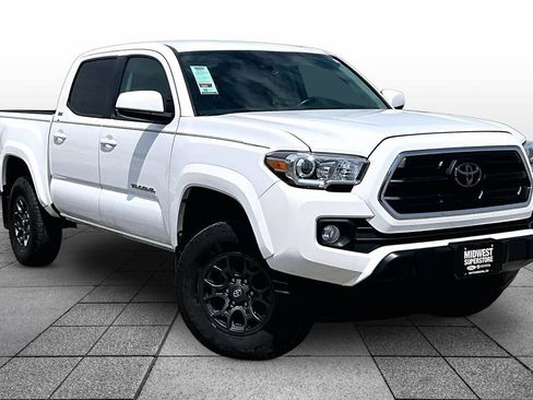 Used 2018 Toyota Tacoma SR5 AWD/4WD image 2