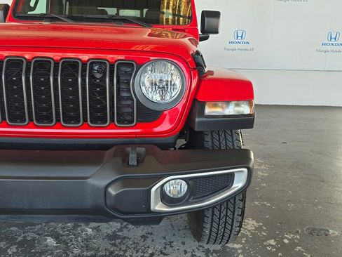 Used 2024 Jeep Gladiator Sport AWD/4WD image 19
