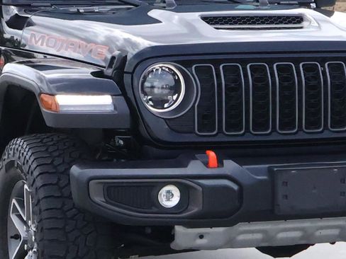 Used 2025 Jeep Gladiator Mojave image 9