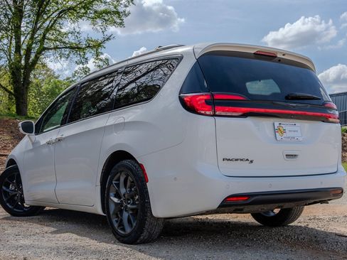 Used 2021 Chrysler Pacifica Touring-L w/ Premium & Safety Sphere Group image 3