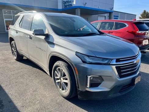 Used 2023 Chevrolet Traverse LT image 2