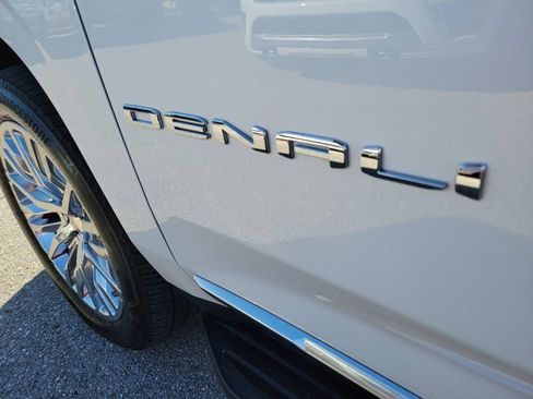 Used 2023 GMC Yukon Denali image 9