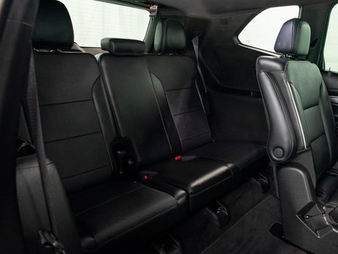 Used 2025 Buick Enclave Preferred AWD/4WD image 19