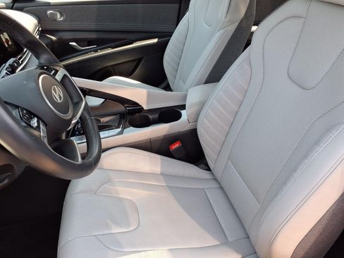 Used 2025 Hyundai Elantra Limited FWD image 3