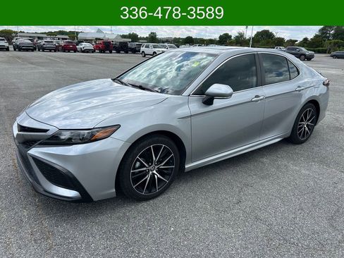Used 2021 Toyota Camry SE image 1