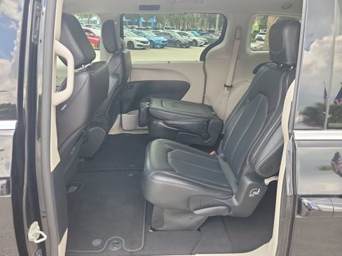 Used 2024 Chrysler Pacifica Touring-L FWD image 9