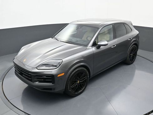 Used 2025 Porsche Cayenne image 31
