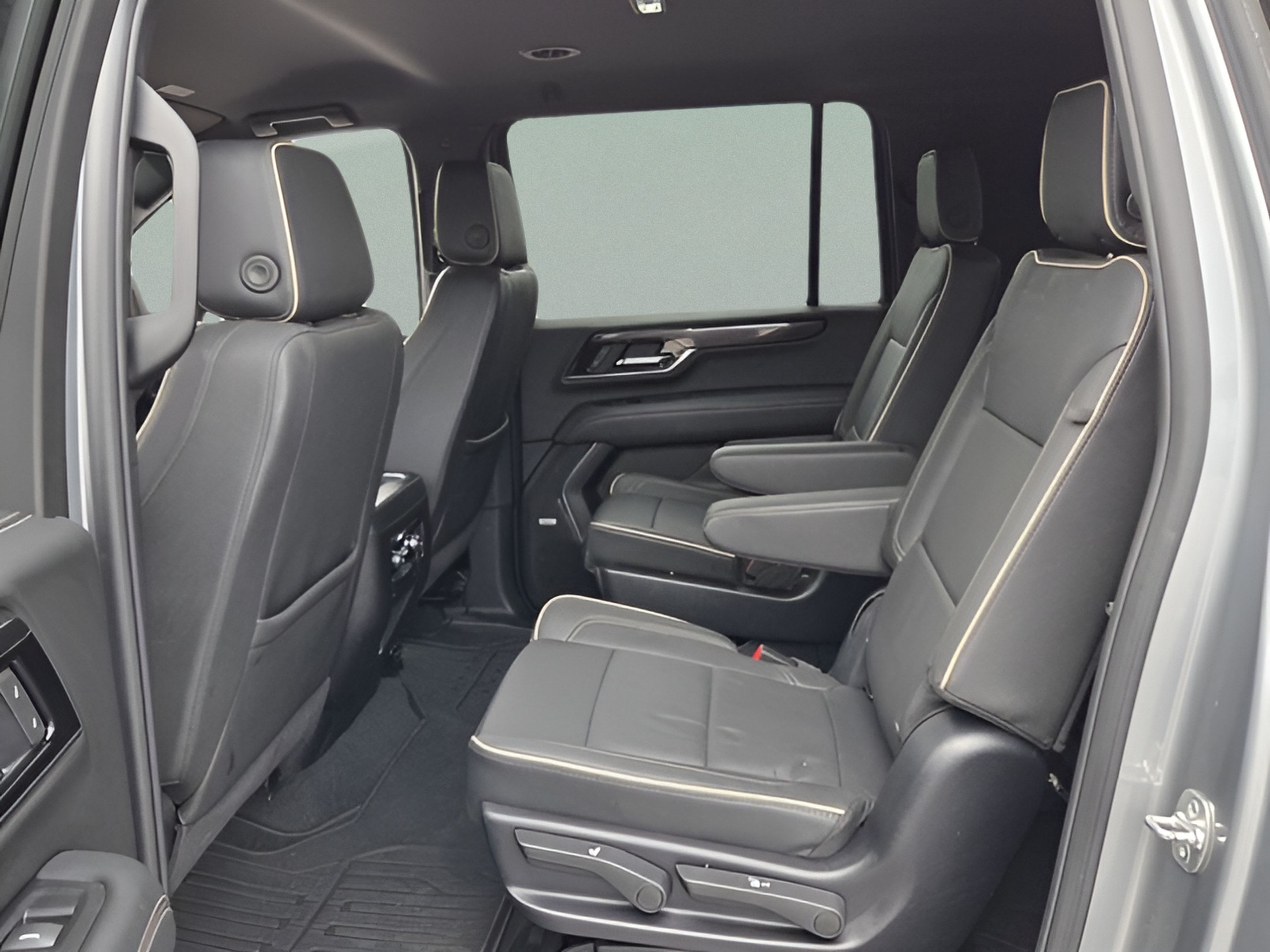 Used 2025 GMC Yukon XL Elevation AWD/4WD image 11