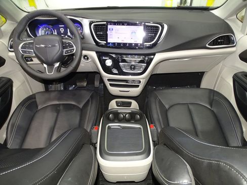 Used 2024 Chrysler Pacifica Touring-L image 30