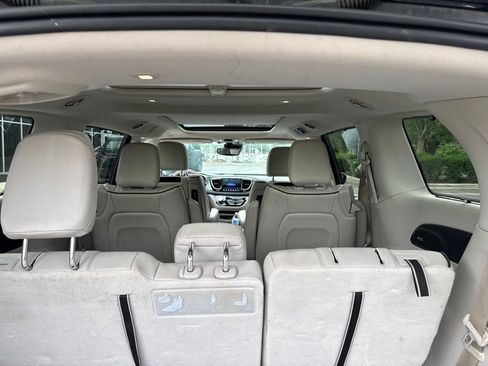 Used 2019 Chrysler Pacifica Limited w/ Advanced Safetytec Group FWD image 9