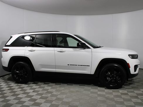 Used 2022 Jeep Grand Cherokee Altitude RWD image 25