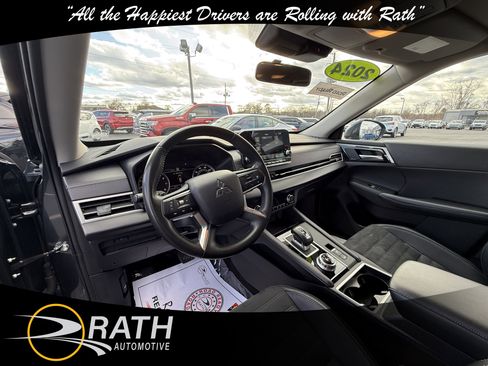 Used 2024 Mitsubishi Outlander SE image 13