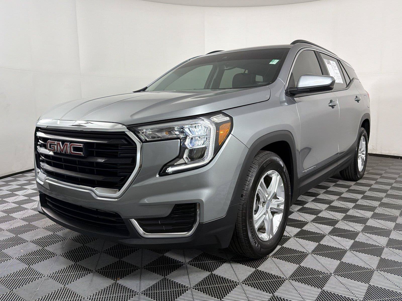 Used 2024 GMC Terrain SLE w/ Driver Convenience Package FWD image 3