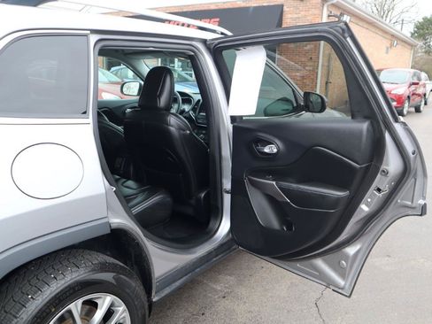 Used 2019 Jeep Cherokee Latitude Plus w/ Cold Weather Group AWD/4WD image 13