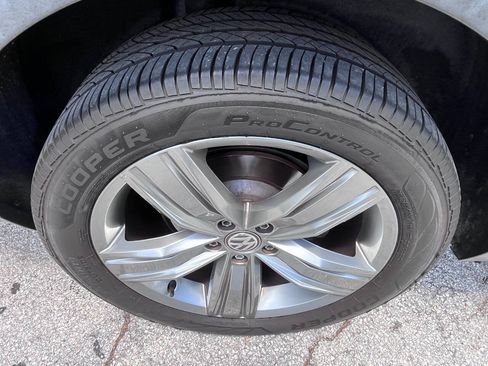 Used 2018 Volkswagen Tiguan SEL Premium FWD image 22