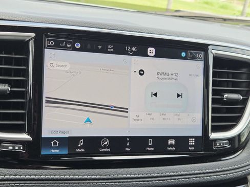 Used 2024 Chrysler Pacifica Limited image 30