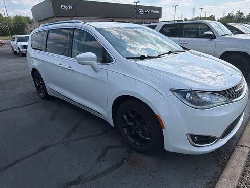 Used 2018 Chrysler Pacifica Touring-L w/ Tire & Wheel Group FWD image 3