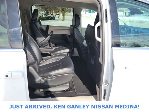 Used 2024 Chrysler Pacifica Select image 19