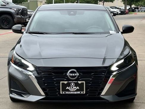 Used 2024 Nissan Altima 2.5 SV FWD image 3