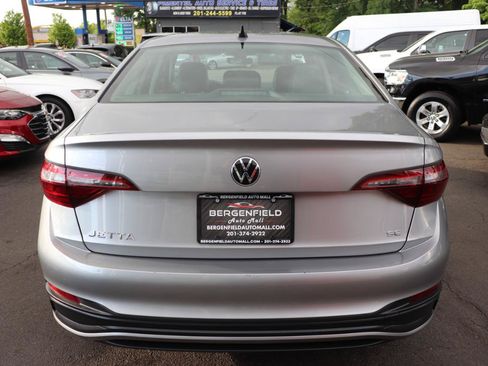 Used 2024 Volkswagen Jetta SE FWD image 4