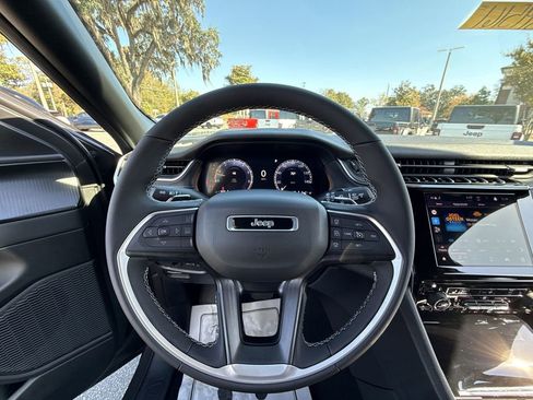 New 2025 Jeep Grand Cherokee L Altitude image 14