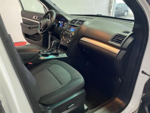 Used 2017 Ford Explorer XLT AWD/4WD image 8