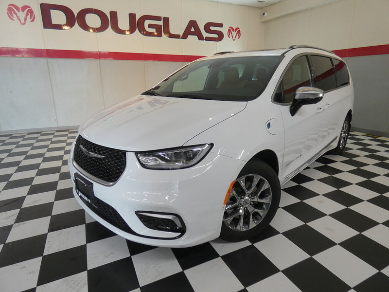 Used 2025 Chrysler Pacifica Pinnacle FWD image 1