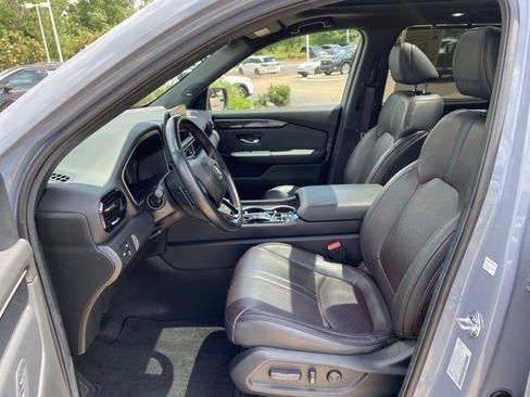 Used 2025 Honda Pilot Black Edition image 40